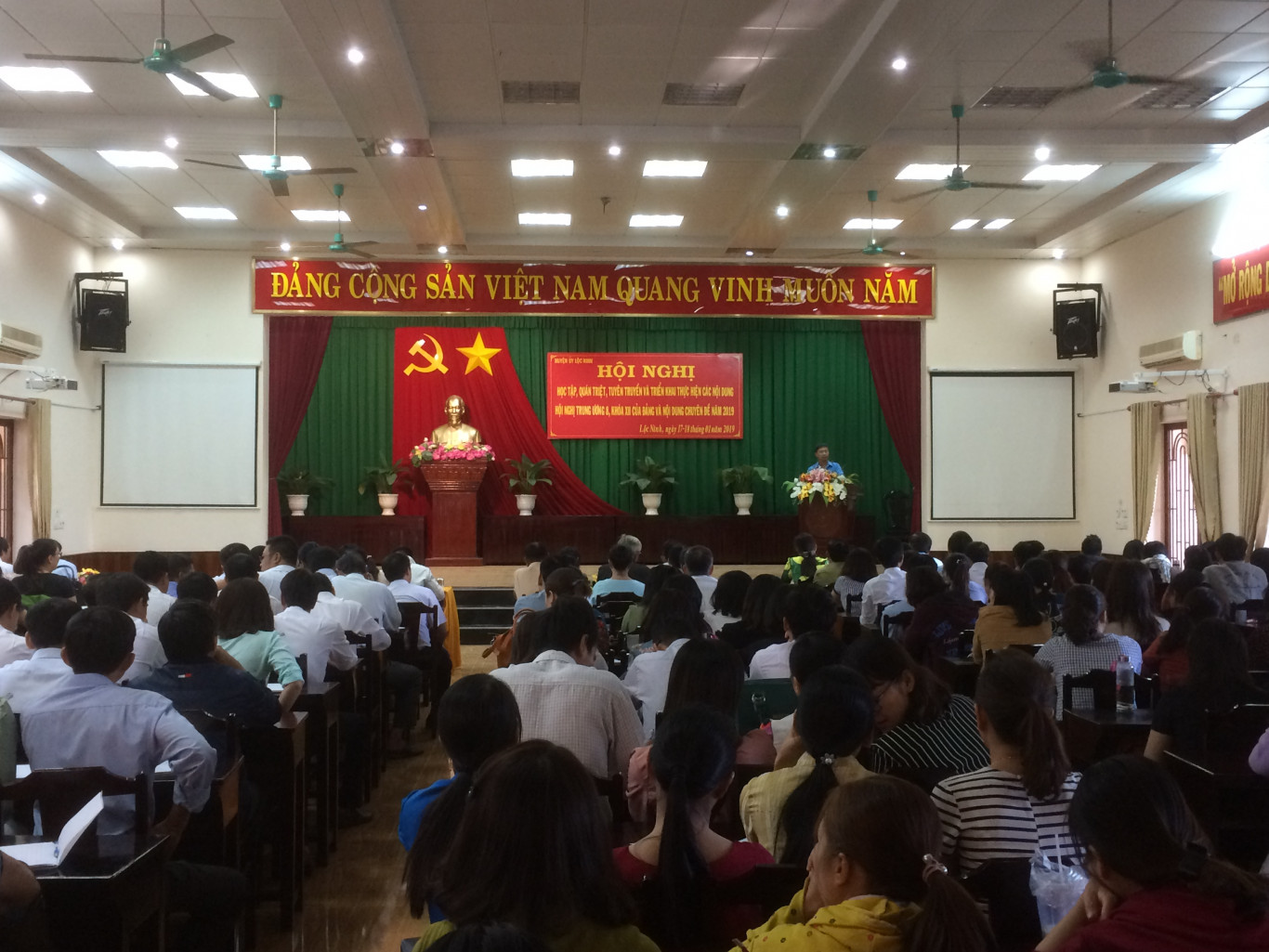 Gần 400 cán bộ, công nhân, viên chức, lao động huyện Lộc Ninh được học tập, quán triệt các nội dung nghị lần thứ 8 của BCH Trung ương Đảng khóa XII và các nội dung chuyên đề năm 2019