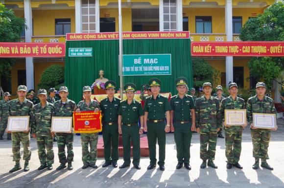 Bộ Chỉ huy Bộ đội Biên phòng tỉnh trao cờ và khen thưởng cho Đồn BPCKQT Hoa Lư