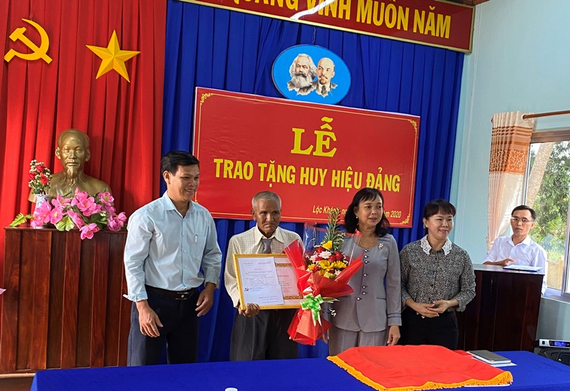 Xã Lộc Khánh trao Huy hiệu 40 năm tuổi Đảng đợt 19/5/2020