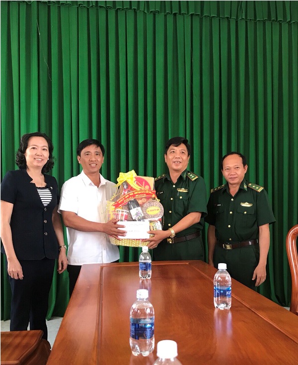 Huyện Lộc Ninh tổ chức thăm, tặng quà các đơn vị lực lượng vũ trang  nhân kỷ niệm 74 năm Ngày Thành lập Quân đội nhân dân Việt Nam