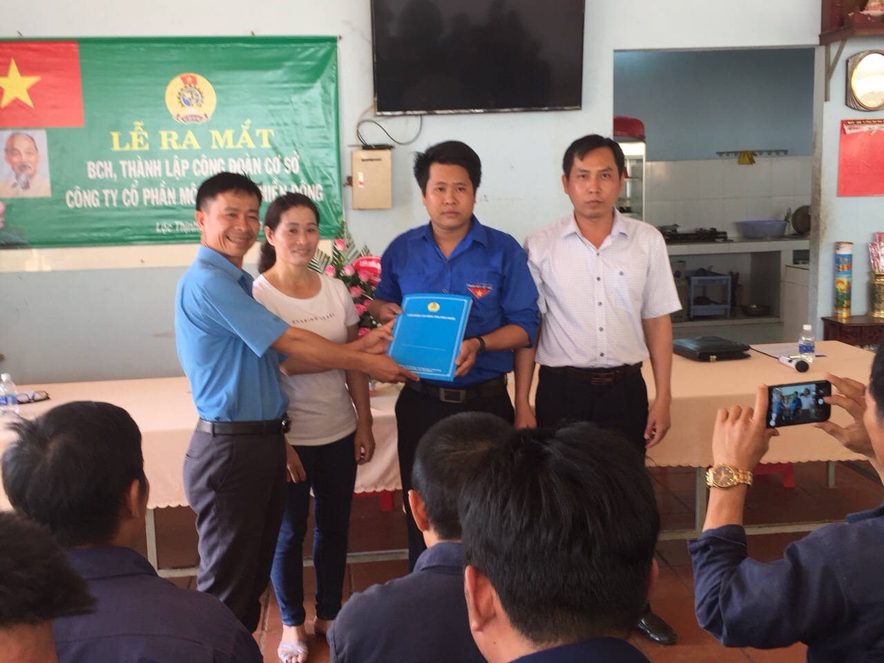 LĐLĐ huyện Lộc Ninh tổ chức Lễ ra mắt thành lập CĐCS Công ty cổ phần môi trường Miền Đông- Lộc Thịnh