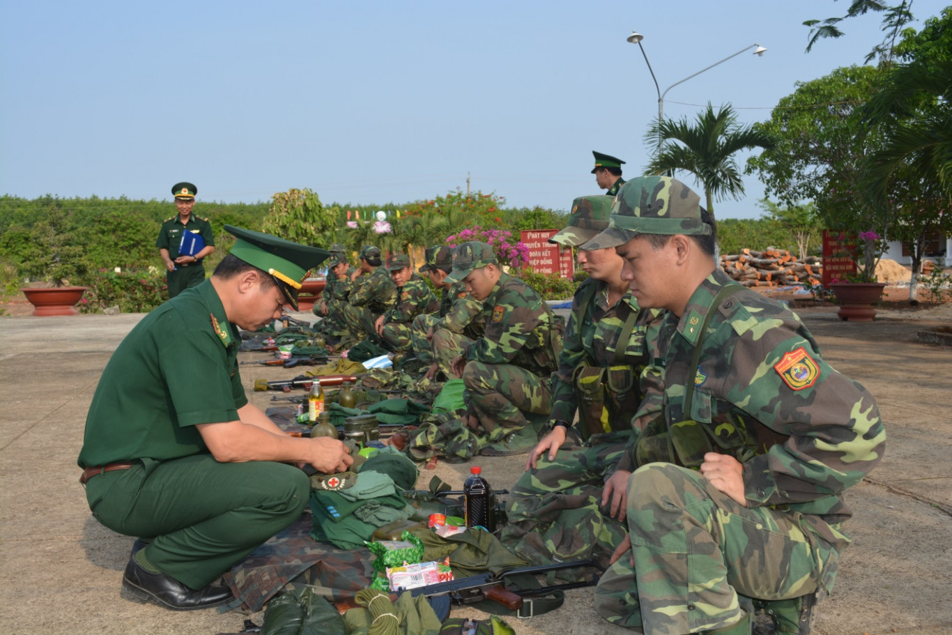 Thượng tá Nguyễn Hải Lưu, Phó Tham mưu trưởng BĐBP Bình Phước kiểm tra vật chất và cách sắp xếp vật chất trong ba lô hành quân tuần tra tại đồn Biên phòng cửa khẩu Hoàng Diệu