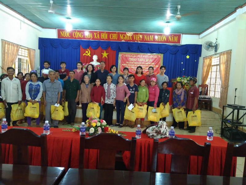 Huyện Lộc Ninh phối hợp tổ chức tặng quà cho các đối tượng chính sách, người có công, người có hoàn cảnh khó khăn nhân kỉ niệm 72 năm  Ngày Thương binh - Liệt sĩ