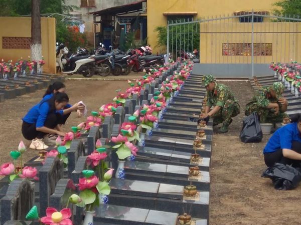 Cán bộ, chiến sĩ, công chức, đoàn viên thanh niên huyện Lộc Ninh ra quân  “Ngày thứ Bảy tình nguyện”, dọn dẹp, vệ sinh Nghĩa trang liệt sĩ huyện