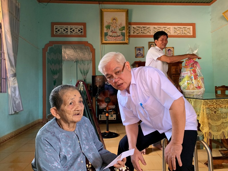 Bí thư Tỉnh ủy Bình Phước thăm hỏi, tặng quà hai Mẹ Việt Nam Anh hùng tại huyện Lộc Ninh nhân kỉ niệm 73 năm Ngày Thương binh - Liệt sĩ (27/7/1947-27/7/2020)
