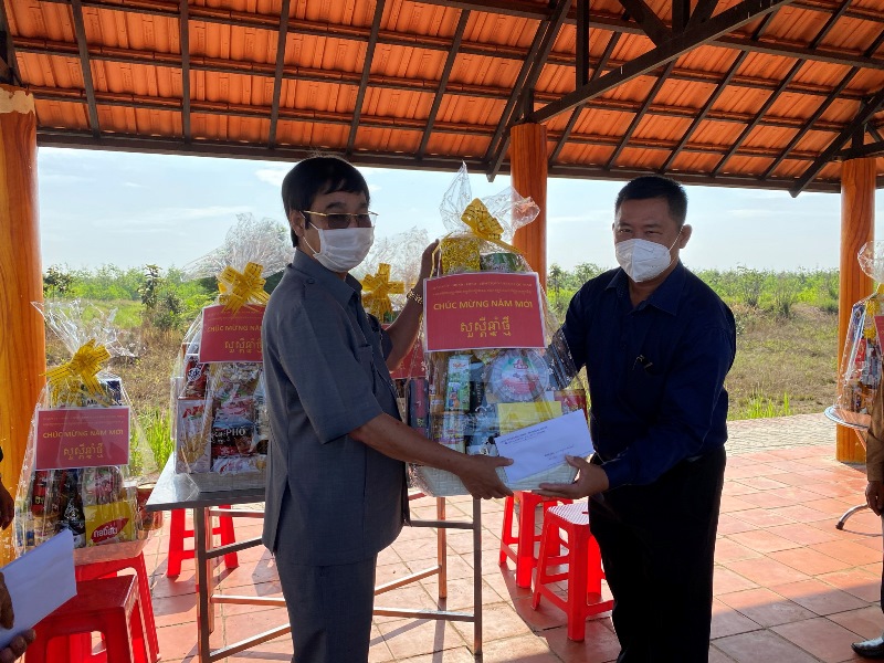 Huyện Lộc Ninh tổ chức Đoàn đi thăm, chúc Tết các huyện giáp biên thuộc Vương quốc Campuchia nhân dịp Tết cổ truyền Chol Chnam Thmay