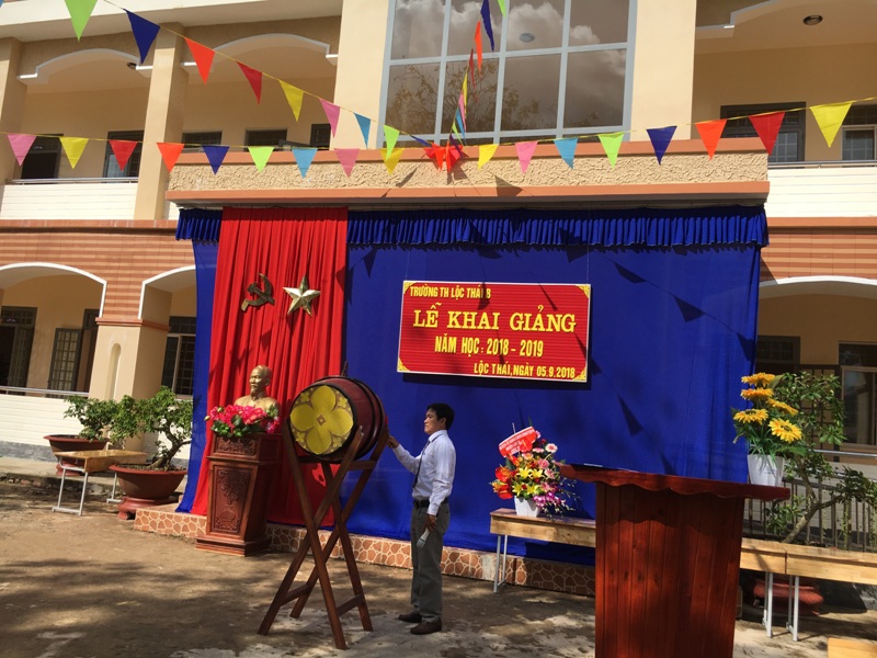 Lễ khai giảng đáng nhớ của thầy và trò trường Tiểu học Lộc Thái B,  xã Lộc Thái