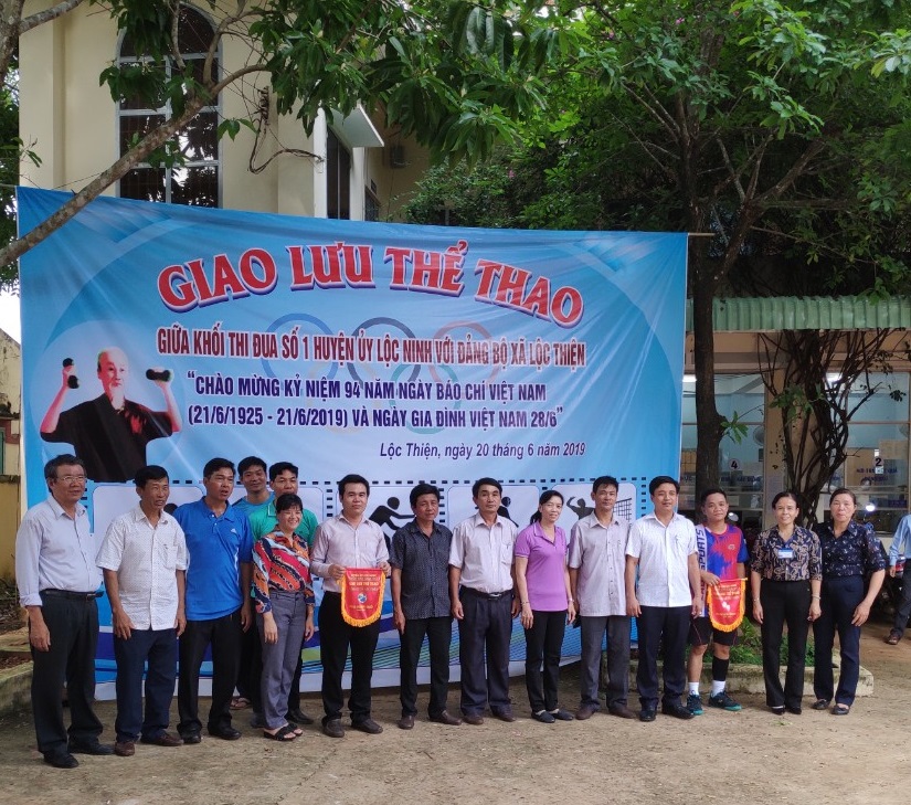 Đại diện lãnh đạo các đơn vị trong Khối thi đua số 1 và Đảng ủy xã Lộc Thiện chụp hình lưu niệm cùng các đoàn tham dự