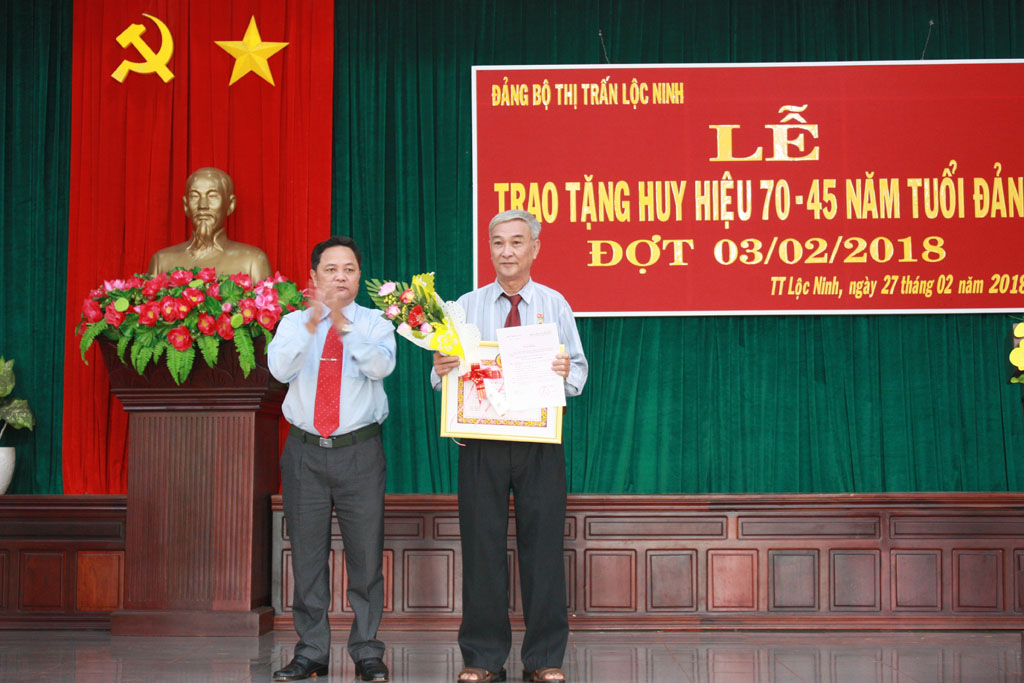 Lộc Ninh trao Huy hiệu 70, 50, 45 năm tuổi đảng