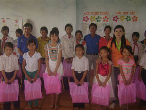 Đoàn khối doanh nghiệp tỉnh Bình Phước thăm và tặng quá cho trẻ em hiếu học huyện Lộc Ninh.
