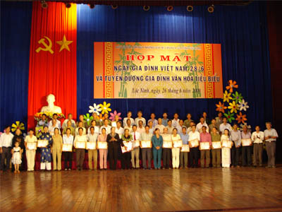 Huyện Lộc Ninh họp mặt ngày gia đình Việt Nam và tuyên dương gia đình văn hoá tiêu biểu.