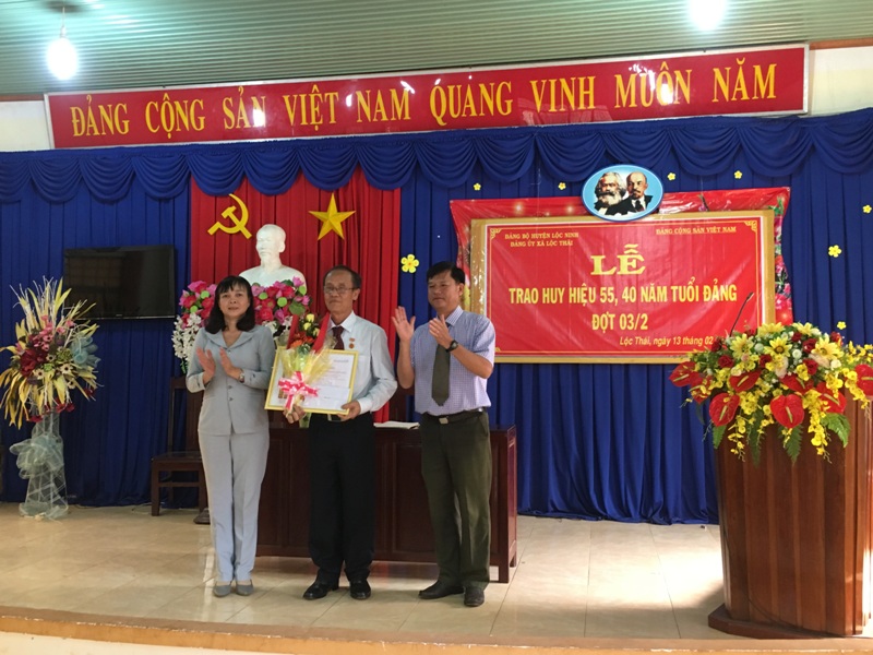 Hai đảng viên 55 năm và 40 năm tuổi Đảng xã Lộc Thái được trao tặng Huy hiệu đợt 03/2/2018 những ngày giáp Tất Nguyên đán