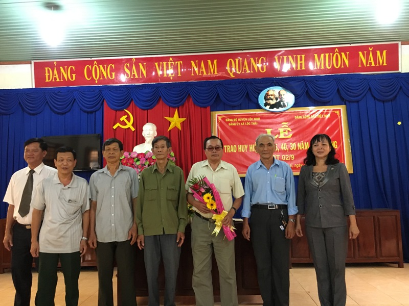 Đảng ủy xã Lộc Thái tổ chức Lễ trao tặng Huy hiệu 50 năm, 45 năm,  40 năm và 30 năm tuổi Đảng đợt 02/9 cho bốn đảng viên