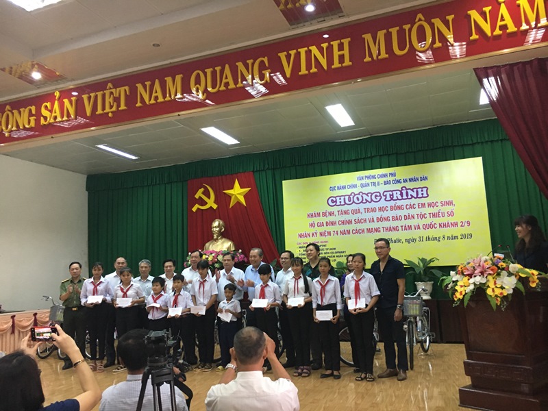 Phó Thủ tướng Thường trực Chính phủ thăm, tặng quà học sinh vượt khó,  gia đình chính sách, đồng bào dân tộc thiểu số tỉnh Bình Phước