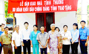 Đoàn khối cơ quan Dân Chính Đảng tặng nhà nhân ái cho người nghèo 