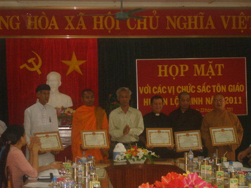 Ủy ban nhân dân huyện Lộc Ninh tổ chức họp mặt chức sắc tôn giáo
