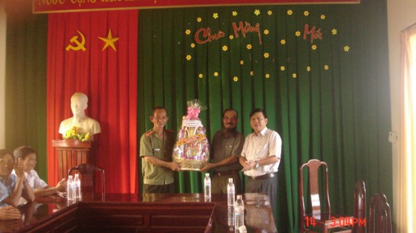 Công an – Mặt trận Tổ quốc huyện Lộc Ninh thăm, chúc Tết các vị già làng, các chùa Khmer nhân dịp Tết cổ truyền Chol Chnam Thmay