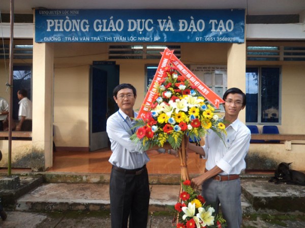 Huyện Đoàn Lộc Ninh chúc mừng lãnh đạo phòng GD&ĐT nhân kỷ niệm lần thứ 30 ngày Nhà giáo Việt Nam 20/11