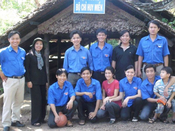 Chi đoàn khối Đảng huyện Lộc Ninh tổ chức du khảo về nguồn