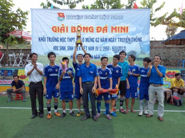 Lộc Ninh: Tổ chức giải bóng đá mini chào mừng ngày truyền thống học sinh, sinh viên 9/1