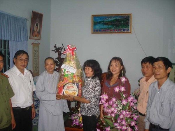 Chút cảm nhận trong một ngày đi thăm, chúc Tết, tặng quà các chùa, họ đạo nhân dịp Tết Nguyên Đán Nhâm Thìn năm 2012