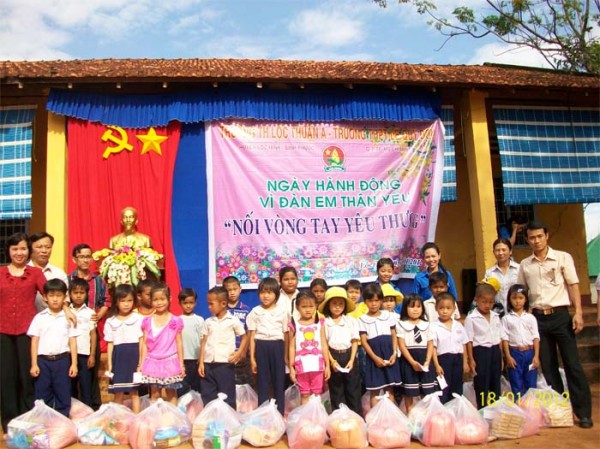 Trường Tiểu học Lộc Thuận A: Tặng 128 phần quà cho học sinh nghèo, vượt khó học tốt