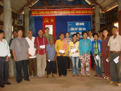 Huyện Lộc Ninh: 47 người được phê duyệt theo Quyết định số 18/2011/QĐ-TTg ngày 18/3/2011 của Thủ tướng Chính phủ về chính sách đối với người có uy tín trong đồng bào dân 