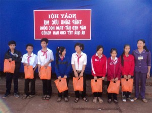 Liên Đội THCS Lộc Tấn: Tặng 33 suất học bổng và quà cho học sinh