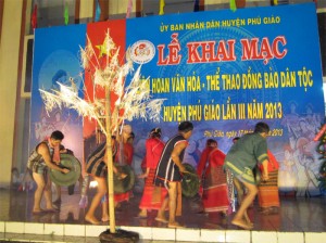 Đội Cồng Chiêng huyện Lộc Ninh tham dự Liên hoan văn hóa đồng bào dân tộc huyện Phú Giáo, tỉnh Bình Dương.