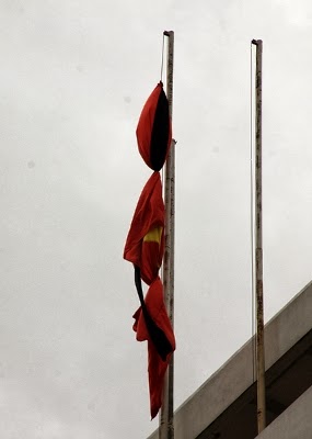 Chủ tịch UBND huyện chỉ đạo treo cờ Quốc tang Đại tướng Võ Nguyên Giáp.