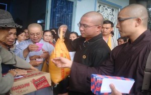 Chùa Linh Sơn – xã Lộc Thuận phối hợp với Hội Bảo trợ Người tàn tật- Trẻ mồ côi và Bệnh nhân nghèo huyện Lộc Ninh tiếp nhận và tặng quà hộ nghèo, hộ có hoàn cảnh đặc biệt khó khăn