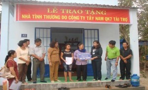 Huyện Lộc Ninh phối hợp trao tặng hai căn nhà Tình thương cho hộ nghèo