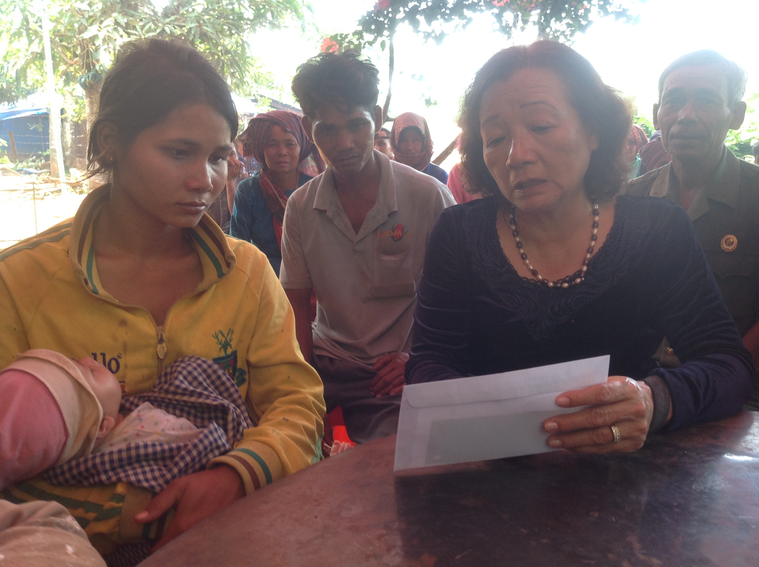 Nhiều tập thể, cá nhân đã thăm hỏi, giúp đỡ cho gia đình 7 nạn nhân trong vụ chìm xuồng tại sông Măng, xã Lộc Hòa