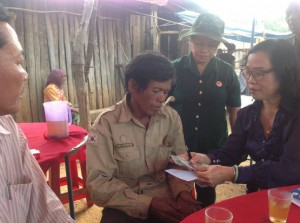 Gia đình các nạn nhân trong vụ chìm xuồng tại sông Măng, xã Lộc Hòa tiếp tục được các tập thể, cá nhân thăm hỏi, giúp đỡ