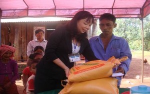 Hơn 430 triệu đồng đã được các tập thể, cá nhân phối hợp trao tận tay  gia đình 7 nạn nhân trong vụ chìm xuồng tại sông Măng, xã Lộc Hòa, huyện Lộc Ninh, tỉnh Bình Phước
