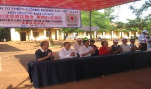 Huyện Lộc Ninh tiếp nhận và phối hợp tổ chức tốt chương trình  khám bệnh, phát thuốc miễn phí và tặng quà cho người nghèo