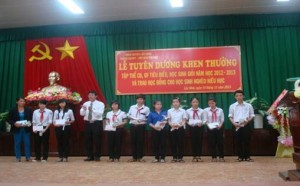 Huyện Lộc Ninh tổ chức Lễ tuyên dương, khen thưởng các tập thể,  cá nhân cán bộ, giáo viên đạt thành tích tiêu biểu, học sinh giỏi  và trao học bổng cho học sinh nghèo hiếu học năm học 2012-2013
