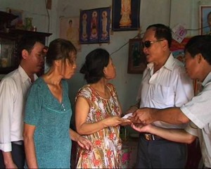 Hội Người mù tỉnh Bình Phước tổ chức đoàn đến thăm và tặng quà cho Hội viên Hội Người mù huyện Lộc Ninh