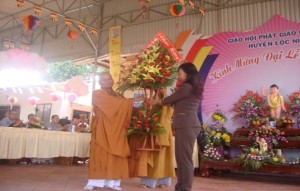 Huyện Lộc Ninh tổ chức đoàn thăm, chúc mừng và tham dự Đại Lễ Phật Đản năm 2014 tại chùa Linh Sơn, xã Lộc Tấn