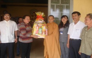 Huyện Lộc Ninh tổ chức đoàn thăm, chúc mừng  Lễ Phật đản năm 2014
