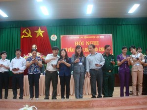 Liên đoàn Lao động huyện Lộc Ninh với chương trình “Nghĩa tình Hoàng Sa, Trường sa” và tư vấn pháp luật cho cán bộ, công nhân, viên chức, lao động.