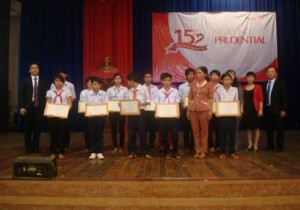 Mười tám học sinh nghèo học giỏi huyện Lộc Ninh được nhận phần thưởng của Công ty Prudential