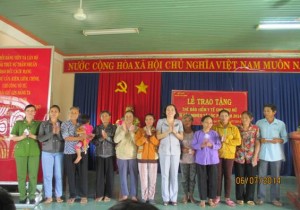 Hội liên hiệp phụ nữ huyện Lộc Ninh trao tặng mái ấm tình thương và sổ bảo hiểm y tế cho hội viên phụ nữ