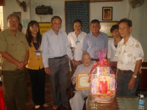 Đoàn tỉnh Bình Phước thăm, tặng quà 45 người cao tuổi huyện Lộc Ninh