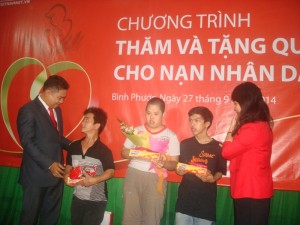 Một trăm nạn nhân da cam huyện Lộc Ninh được nhận quà của Công ty Trách nhiệm hữu hạn Bảo hiểm nhân thọ Prudential Việt Nam