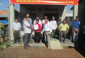 Hội Nông dân huyện Lộc Ninh trao tặng 03 căn nhà  Đại đoàn kết cho HVND nghèo, khó khăn về nhà ở  tại xã Lộc Thành, Lộc Phú và Lộc Điền