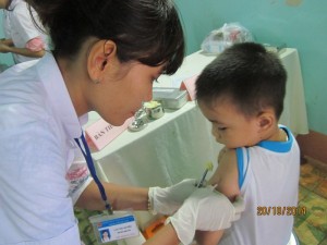 Kết thúc đợt một chiến dịch tiêm vắc xin Sởi- Rubella, huyện Lộc Ninh đạt 96% trẻ từ 1 đến 5 tuổi được tiêm chủng.