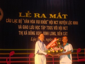 Hội Người cao tuổi huyện Lộc Ninh tổ chức Lễ ra mắt Câu lạc bộ Văn hoá – Vui khoẻ và giao lưu học tập thể dục dưỡng sinh với các đơn vị bạn