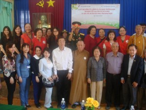 Quỹ học bổng Vừ A Dính phối hợp Quỹ Doanh nhân vì cộng đồng thăm tặng quà các cựu tù chính trị, gia đình chính sách, đối tượng bảo trợ xã hội tại xã Lộc Tấn