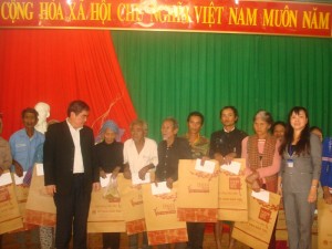 Đoàn Ủy ban Dân tộc thăm, chúc Tết tặng quà đồng bào dân tộc thiểu số nghèo hai xã Lộc Thành và Lộc Quang, huyện Lộc Ninh.